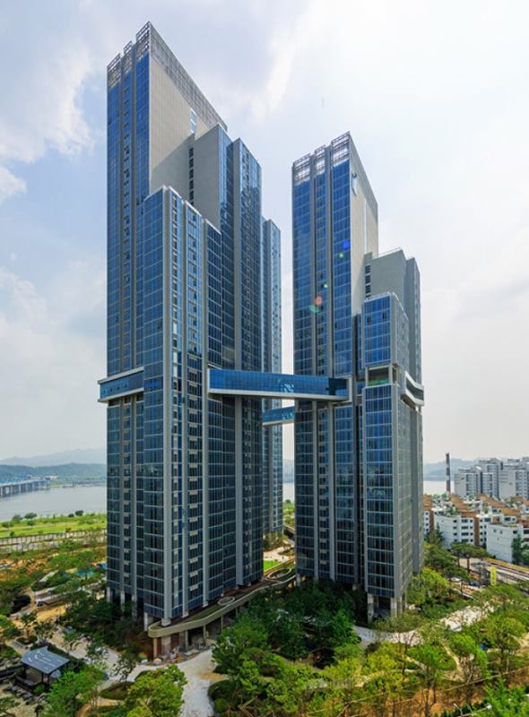 Raemian Caelitus apartment complex in Seoul