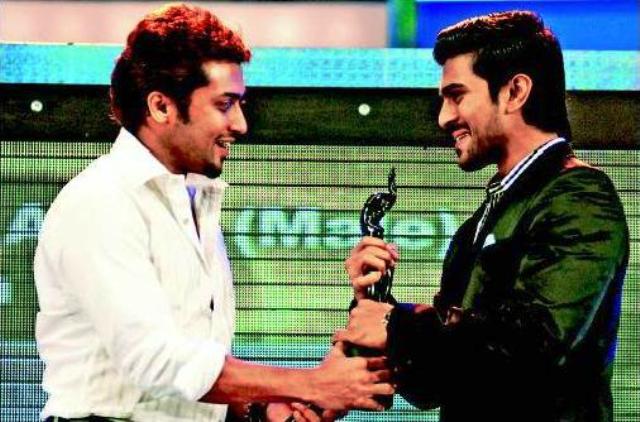 Ram Charan receiving the Filmfare Award South for the film Chirutha