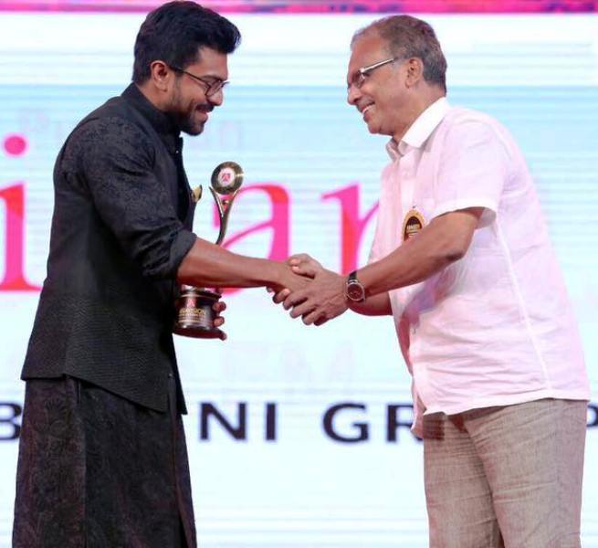 Ram Charan receiving the Youth Icon of India Award