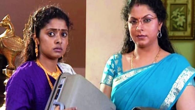 Shelly Kishore (left) as Shalini Rudran in the Malayalam soap opera Kumkumapoovu
