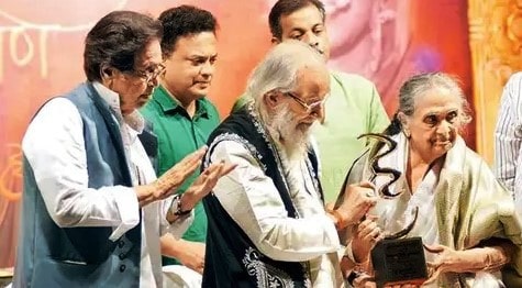 Sulochna Latkar receiving her fourth Hridaynath Mangeshkar Award