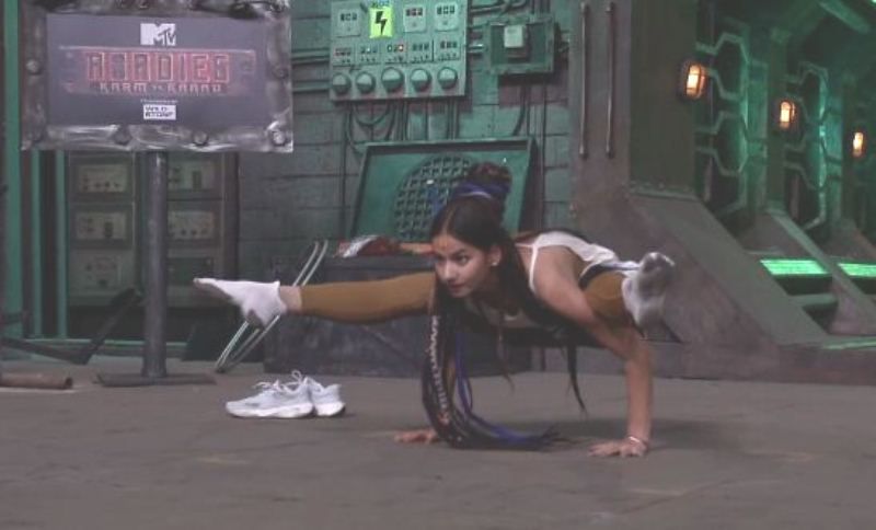 Tanu Rawat performing yoga during her audition in Roadies Season 19
