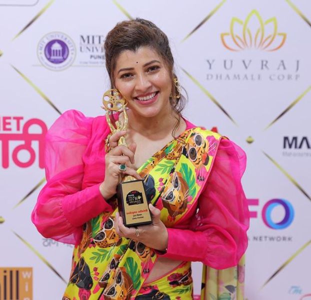Tejaswini Pandit while holding Best Actress OTT (Jury Choice) award