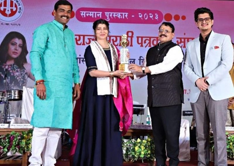 Tejaswini Pandit while receiving the Maharashtra State Marathi Journalist Association’s Award 