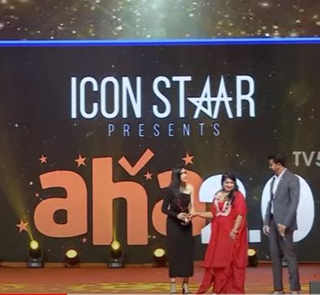 Tina Shilparaj receiving received Icon StAAr Aha 2.0 Award in 2020