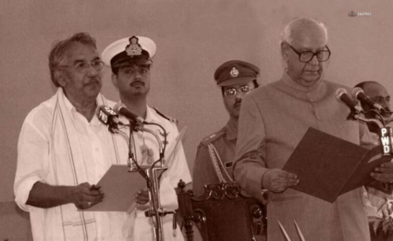 31 August 2004: Oommen Chandy swearing in as the Chief Minister of Kerala in presence of Governor R. L. Bhatia