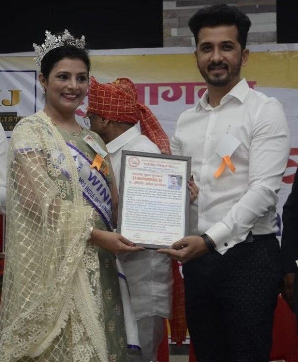 Abhijeet Khandkekar receiving Maharashtra Bhushan Award