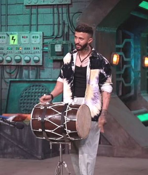 Bhawish Madaan playing Dhol during his audition in 'Roadies Karm Ya Kaand'
