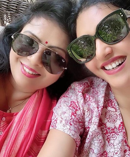 Deepti Bhatnagar with her sister