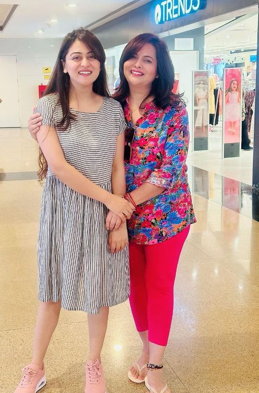 Falaq Naaz with her mother, Kehekshan Faisi
