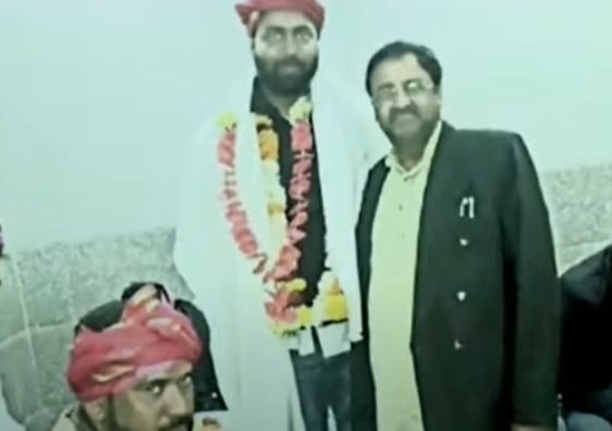 Farooq Chishti (wearing a garland) in Ajmer Sharif Dargah