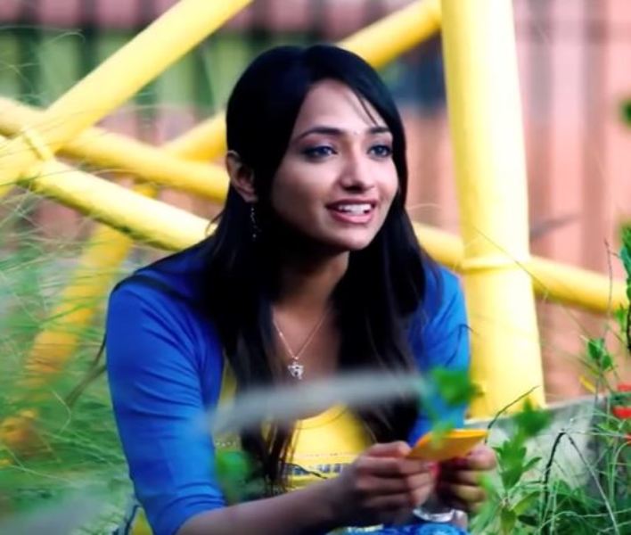 Jiya Shankar as 'Jiya' in a still from the film 'Entha Andanga Unnave' (2013)