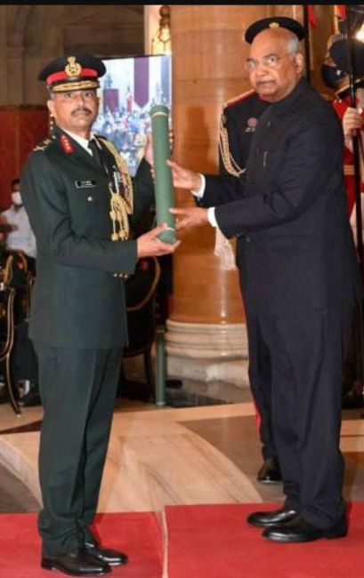Manoj Kumar Katiyar receiving AVSM from the President of India