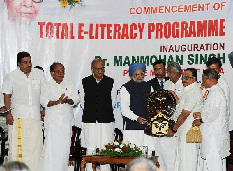 Prime Minister Dr Manmohan Singh being presented a memento at the inauguration of the ‘Total E-Literacy Project’ organised by P.N. Panicker Vigyan Vikas Kendra at Thiruvananthapuram in Kerala on 4 January 2014; the Governor of Kerala Shri Nikhil Kumar, the Kerala Chief Minister Oommen Chandy, and other dignitaries were also present at the inauguration