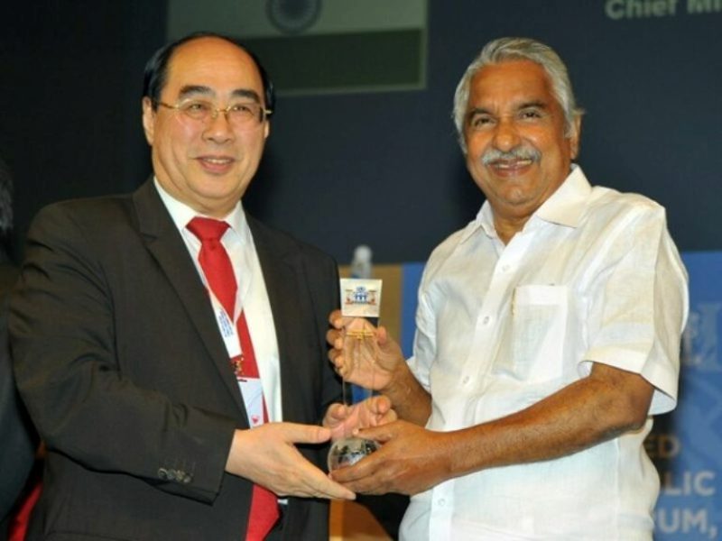 Oommen Chandy while receiving the 2013 United Nations Public Service Award from the UN Under-Secretary-General Wu Hongbo