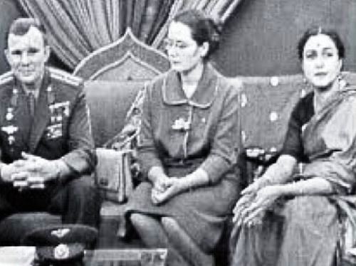 Pratima Puri (on the right) while interviewing Yuri Gagarin