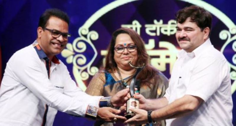 Prashant Damle receiving Best Actor Award at the Zee Talkies Comedy Awards
