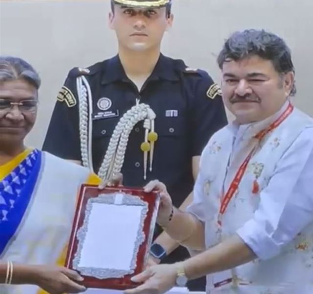 Prashant Damle receiving Sangeet Natak Akademi Award by President of India Droupadi Murmu