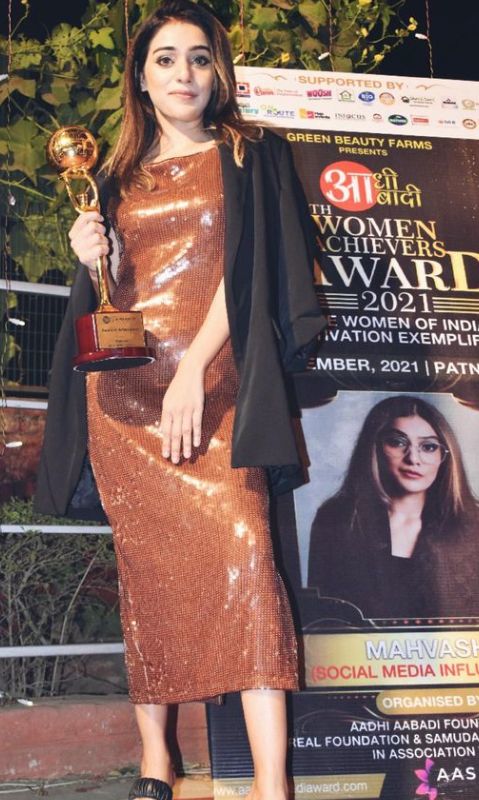 RJ Mahvash with Women's Achievers Award in Social Media Influencer category