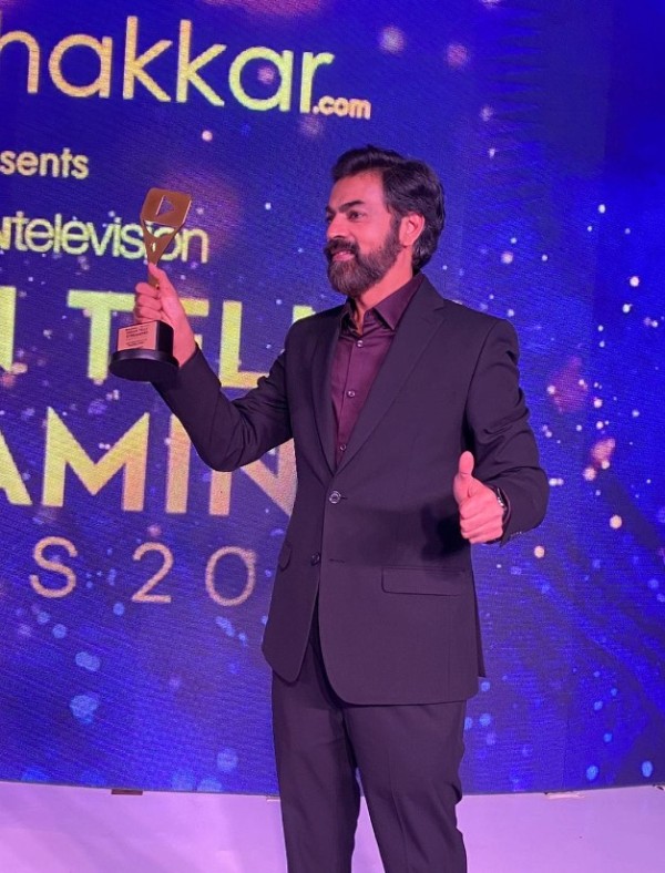 Ravi Varma holding the Best Actor Award at Indian Telly Streaming Awards