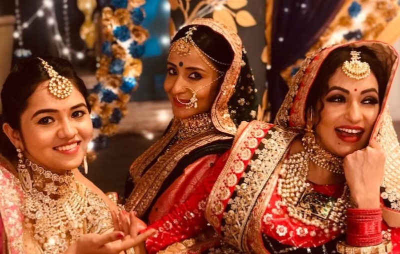 Sangeeta Kapure (extreme right) with other cast members of the show Yeh Rishtey Hain Pyaar Ke