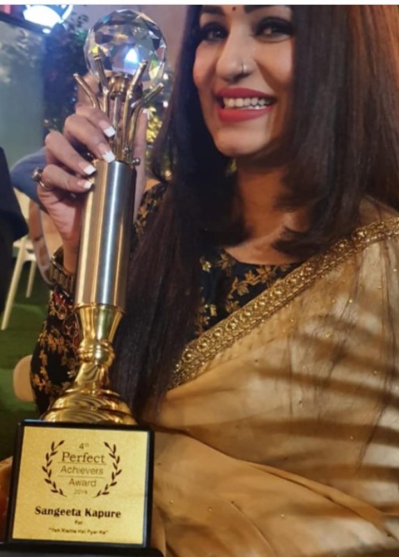 Sangeeta Kapure holding Perfect Woman Magazine Award