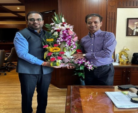 Sanjeev Jaiswal (L) while taking over as MHADA VC and CEO in Mumbai