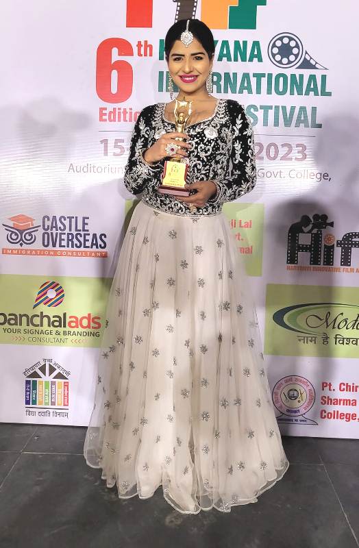 Shikha Malhotra after receiving award at the 6th Haryana International Film Festival