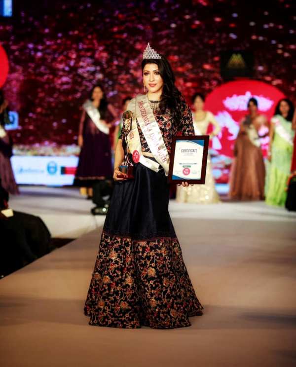 Shivani Sen as 1st runner up at Mrs South India