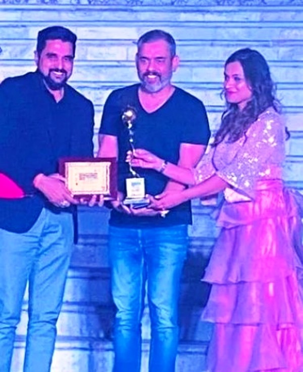 Vineet Sharma while receiving Best Hindi Short Film Award at Rajasthan International Film Festival
