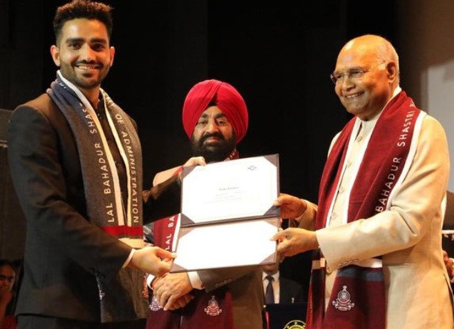 Ravi Kumar Sihag while receving a prize from the Hon'ble Ram Nath Kovind and the Governor of Uttarakhand, Gurmit Singh in April 2023