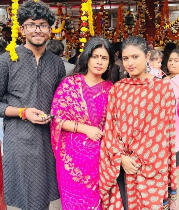 A picture of Daya Shankar's ex-wife Swati Singh, his son, Aksht, and his daughter, Akshita