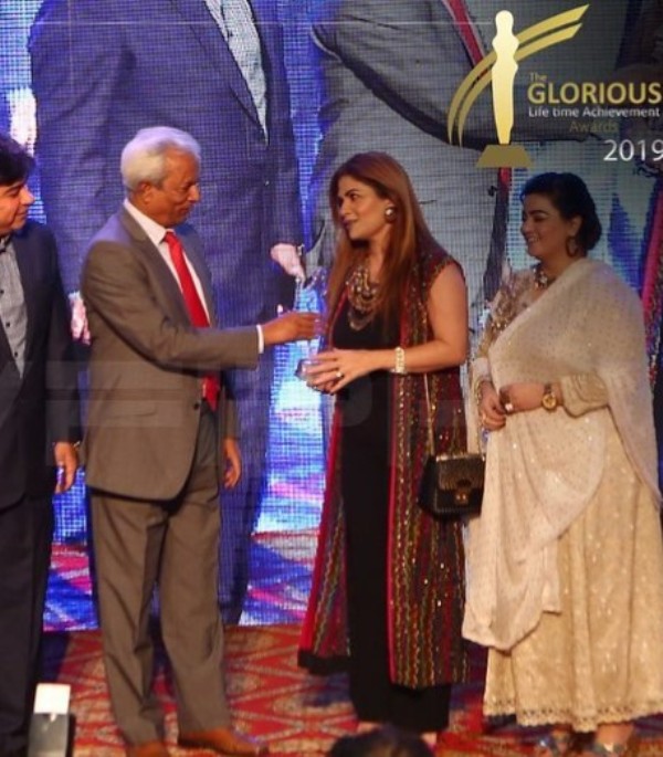 Amber Khan while receiving Glorious Life Time Achievement Award 2019