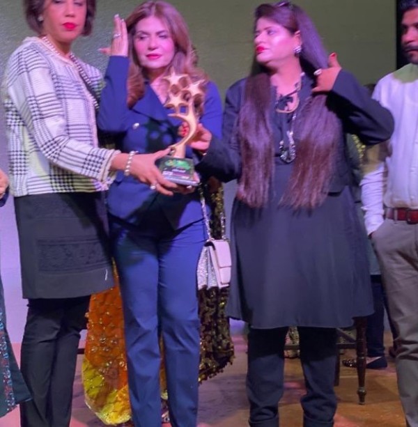 Amber Khan while receiving achievement award at Salam Pakistan Awards
