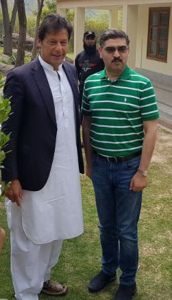 Anwar ul Haq Kakar with Imran Khan (left)