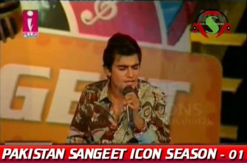 Asad Abbas performing on the stage of 'Pakistan Sangeet Icon' season 1