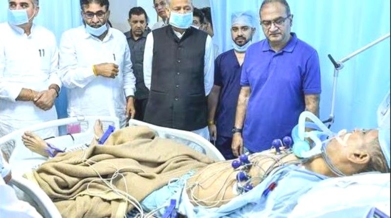 Ashok Gehlot visited Rameshwar Dudi in the Jaipur hospital