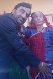 Hanuman Beniwal with his mother, Mohini Devi Beniwal