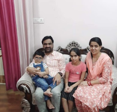 Hanuman Beniwal with his wife and children
