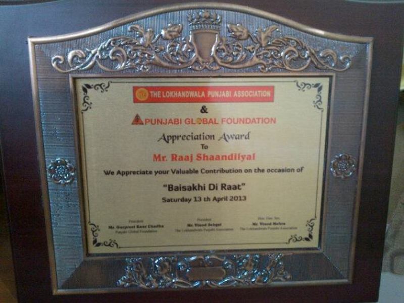 Honour given to Raaj Shaandilyaa by the Lokhandwala Punjabi Association and Punjabi Global Foundation