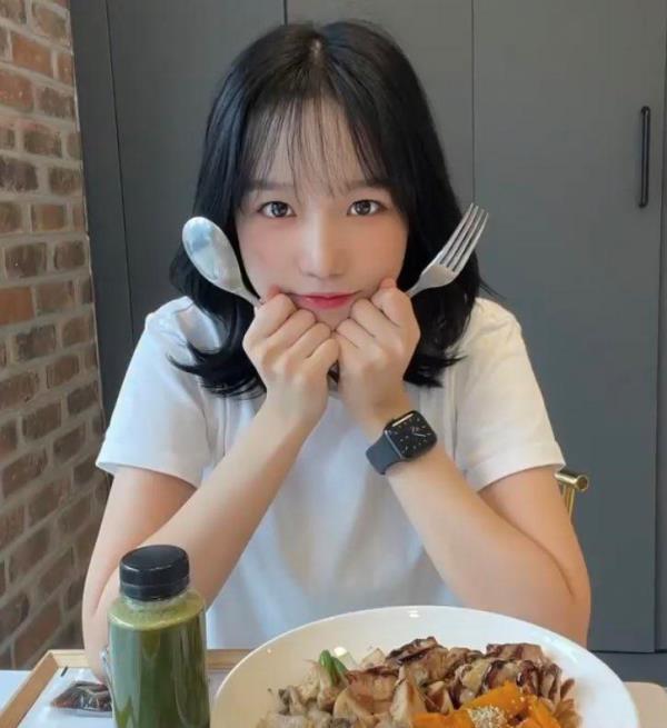 Jo Yu-ri having a non-vegetarian meal