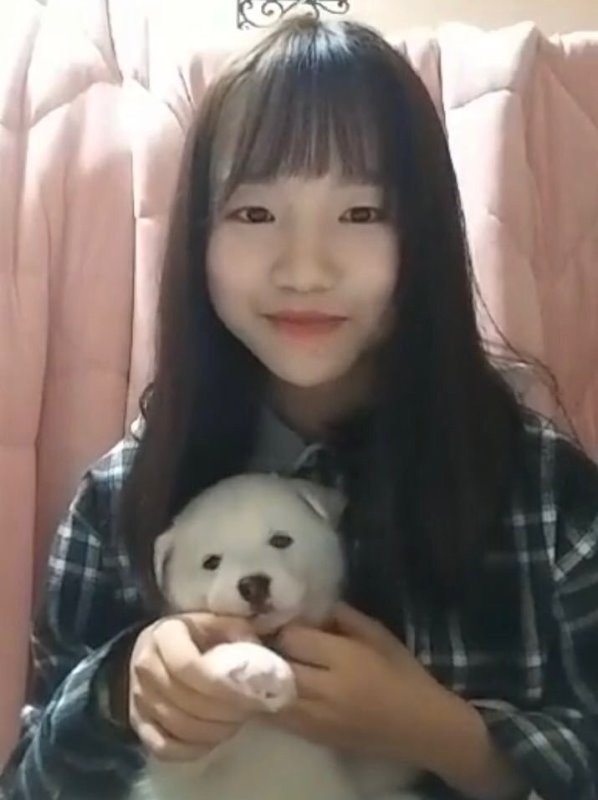 Jo Yu-ri with her dog