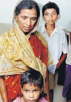 Kalavati Bandurkar with her children when she received Sulabh International's aid