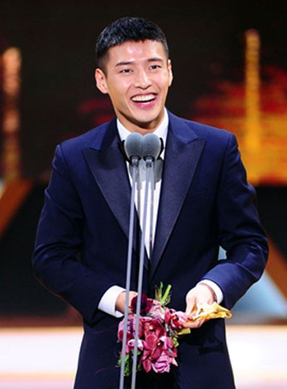 Kang Ha-neul at the 2016 SBS Drama Awards