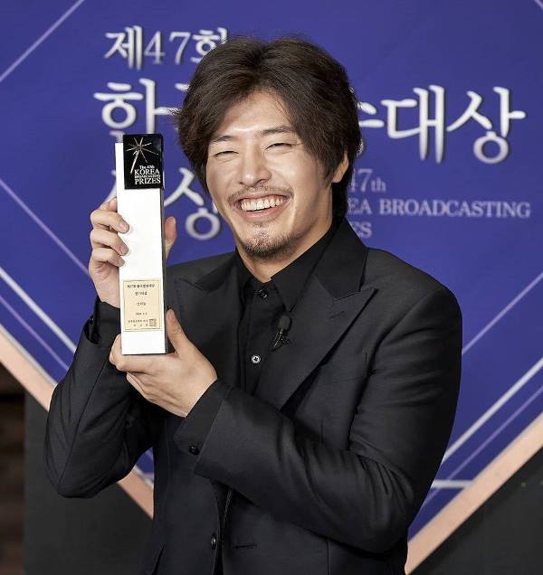 Kang Ha-neul at the Korea Broadcasting Awards 2020