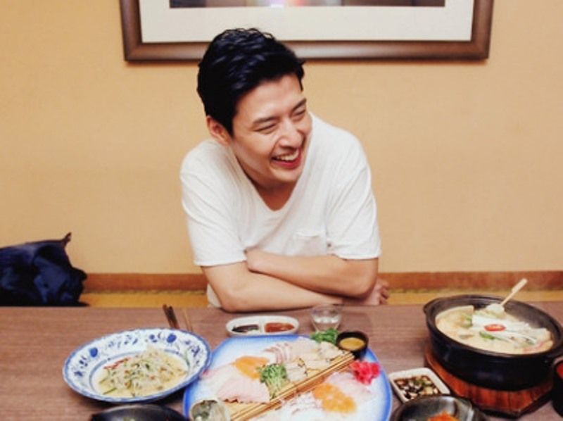 Kang Ha-neul having a non-vegetarian meal