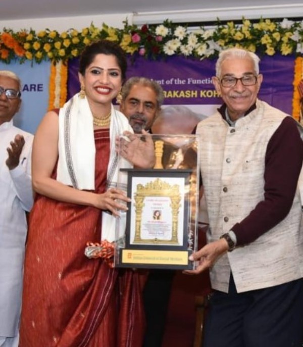 Kinjal Rajpriya while receiving Glory Of Gujarat Award by the Indian Council Of Social Welfare