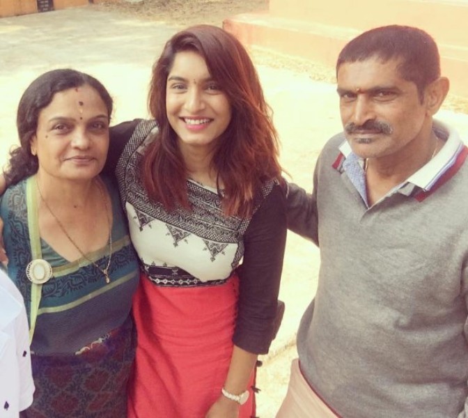 Krishi Thapanda wih her parents
