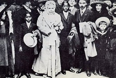 Krishnamurti in England in 1911 with his brother Nitya and the Theosophists Annie Besant and George Arundale