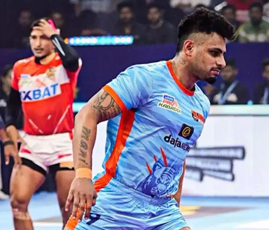 Maninder Singh playing for the Bengal Warriors team